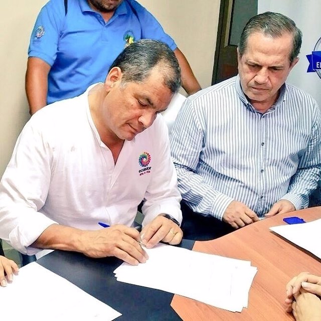 Rafael Correa firma su salida de Alianza PAIS