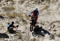 Walkner, nuevo líder en motos y Sainz sigue al frente en coches