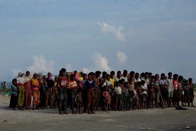 Rohingya esperan a cruzar la frontera con Bangladesh