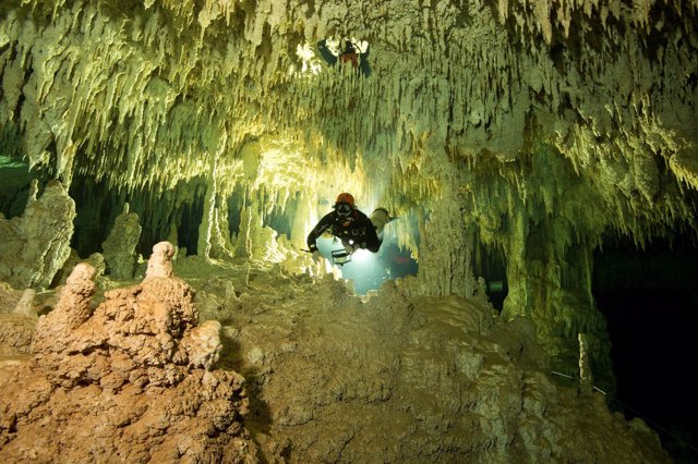Submarinista mide la longitud del sistema de cuevas subterráneas Sac Actun