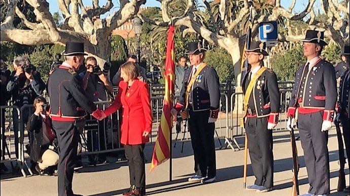 Carme Forcadell i la Guàrdia d'Honor dels Mossos d'Esquadra