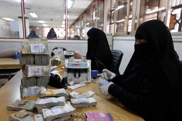 Trabajadores cuentan dinero en el Banco Central de Yemen