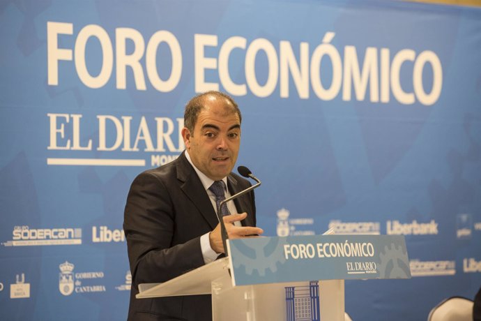 Lorenzo Amor, presidente de ATA, en el foro económico del Diario Montañes
