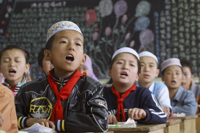 Niños de la minoría musulmana hui en un colegio de Linxia