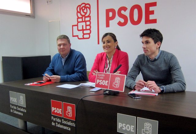 Ana Sánchez (centro) en la sede del PSOE.                               