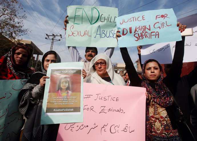 Manifestación en Pakistán para condenar el asesinato de Zainab Ansari