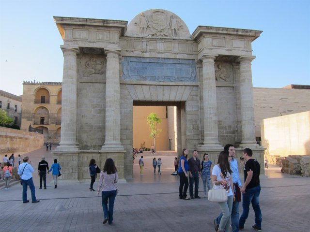 Turistas ante la Puerta del Puente
