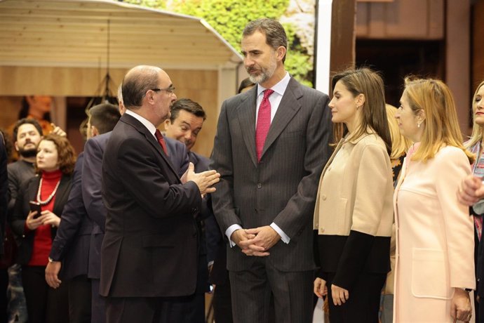 Javier Lambán ha mostrado a los Reyes el stand de Fitur. 