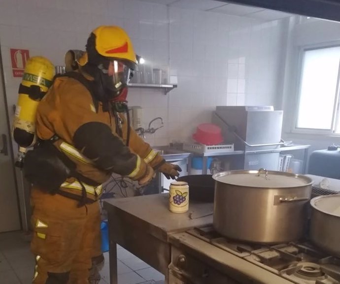 Uno de los bomberos desplazados en la cocina del centro Maigmó