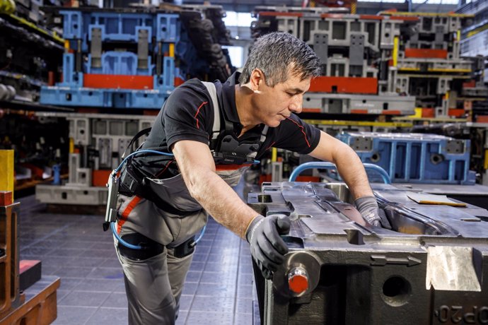 Audi prueba su exoesqueleto en Alemania