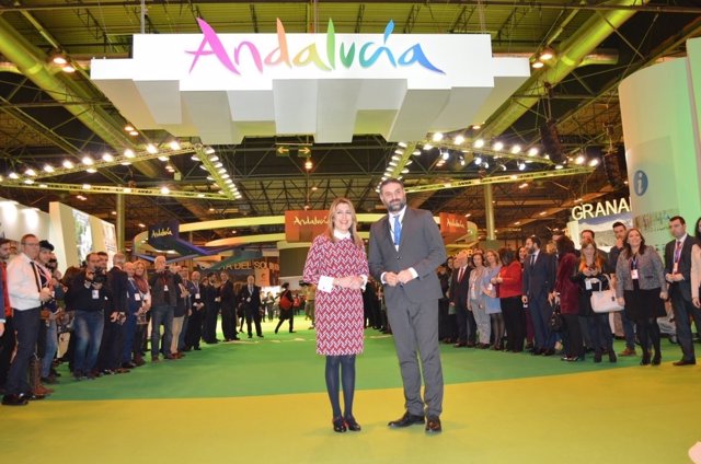Susana Díaz junto al consejero de Turismo en el stand de Andalucía en Fitur