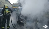 Un incendio en el motor de un coche afecta a dos vehículos en Avilés
