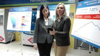 Personal de estaciones de Metro dispondrán de tablets con traductor para dar información más rápida a los usuarios
