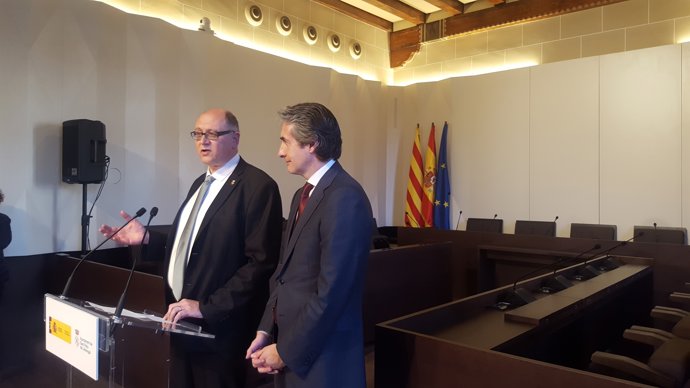 L'alcalde de Sant Feliu de Ll. Jordi San José i el ministre Í.de la Serna