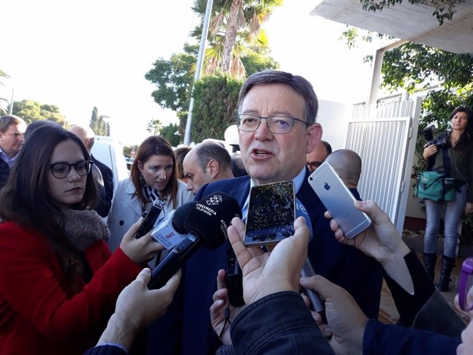Ximo Puig atén els mitjans en imatge d'arxiu