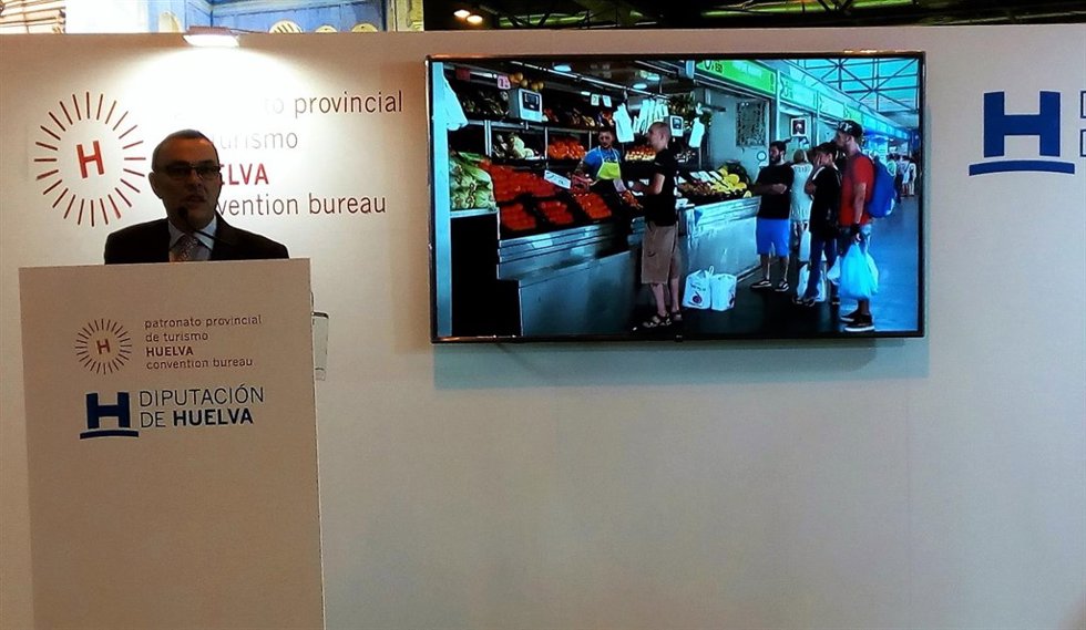 El presidente de la Diputación de Huelva, Ignacio Caraballo, en Fitur