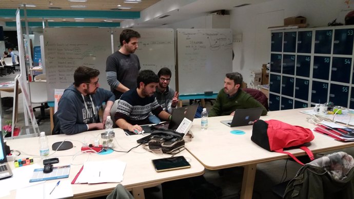 Alumnos de FP ayudan a emprendedores de 'El Cubo' en Sevilla