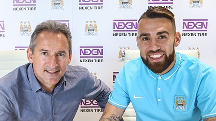 Otamendi firma con el Manchester City