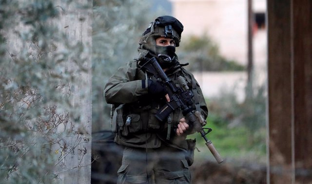 Miembro de las fuerzas armadas israelíes durante una redada en ciudad de Yenín