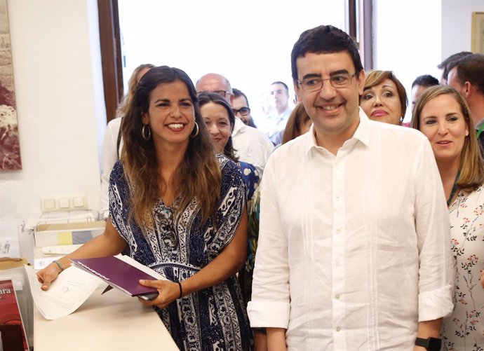 Teresa Rodríguez (Podemos) y Mario Jiménez (PSOE) en el Registro del Parlamento