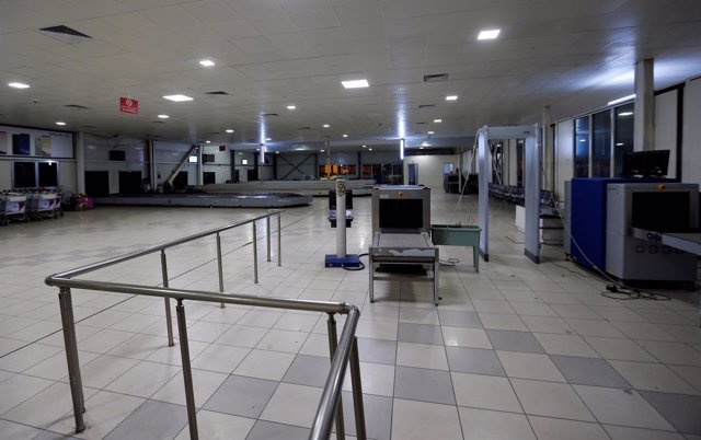 Interior del aeropuerto de Mitiga (Trípoli, Libia) vacío por los enfrentamientos