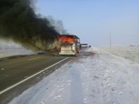 Mueren 52 uzbekos al incendiarse su autobús en un accidente de tráfico en Kazajistán