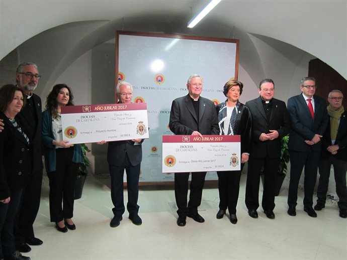  Imagen De La Entrega De Los Cheques                   