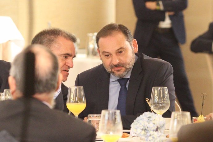 José Luis Ábalos en el desayuno Informativo de Europa Press con Vara