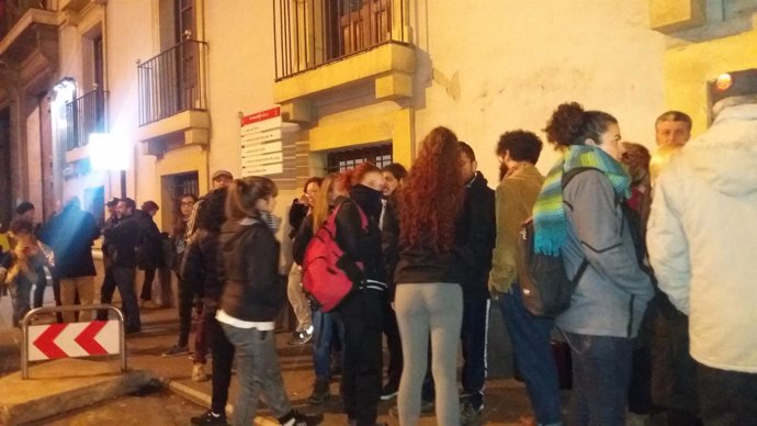 Imagen de la concentración en la puerta de la comisaría