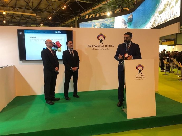 El consejero de Turismo, en un acto en el expositor de Costa de Almería en Fitur