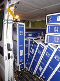 Detenidas dos personas que fueron sorprendidas robando la carga de un camión en Ontígola