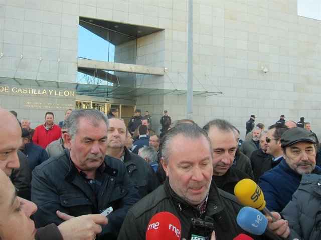 Dujo y resto de líderes agrarios ante los medios.                        