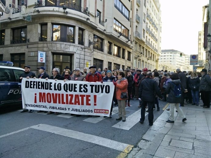 Los manifestantes han entregado un comunicado a la directora de la Tesorería