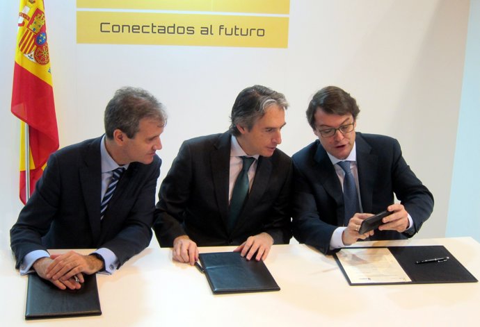 Firma del convenio con De la Serna y Fernández Mañueco