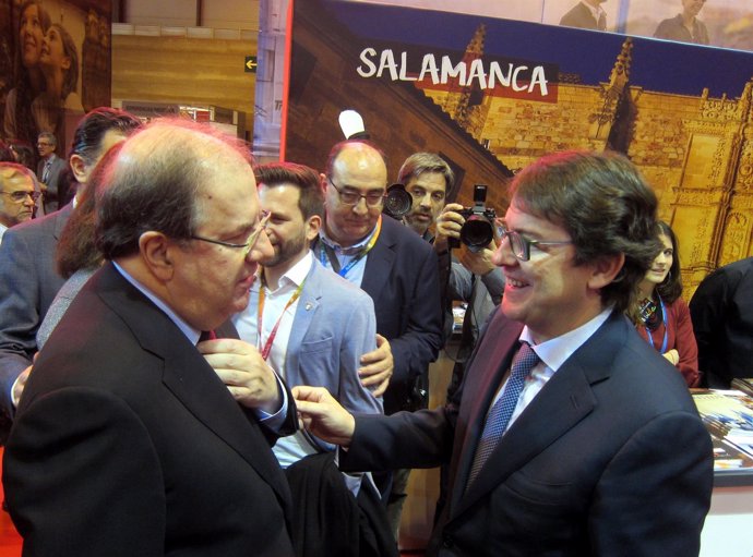 Fernández Mañueco y Juan Vicente Herrera delante del expositor de Salamanca