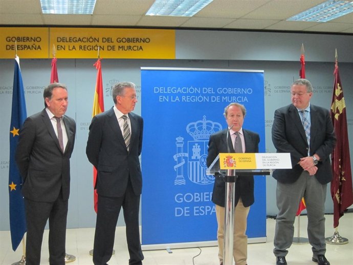 Carreño se dirige a los medios acompañado por Bernabé, a la derecha