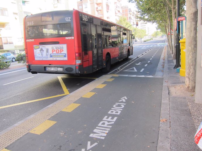 Autobús junto a un carril bici