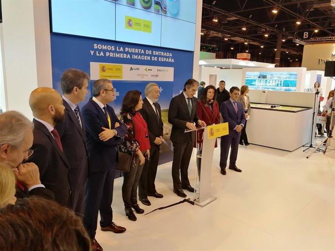 De la Serna visita el stand de Fomento