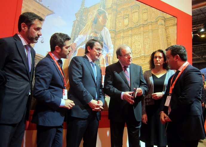 García Hidalgo muestra un folleto promocional de la provincia