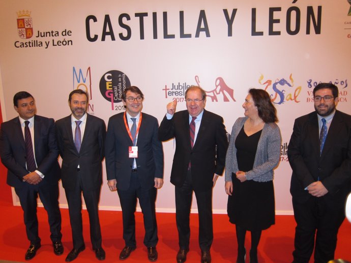 Juan Vicente Herrera, con otros representantes regionales y locales en Fitur