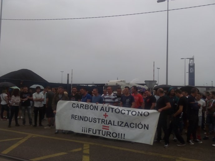 Mineros cortan acceso al Puerto de Avilés. 