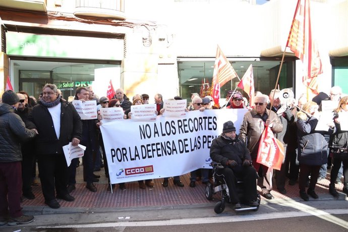Concentración de CCOO frente al INSS.