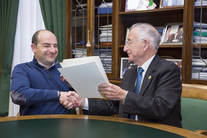 Gabriel Amat ha entregado al alcalde de Fondón la notificación de subvención.