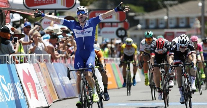 Viviani celebra su triunfo al sprint
