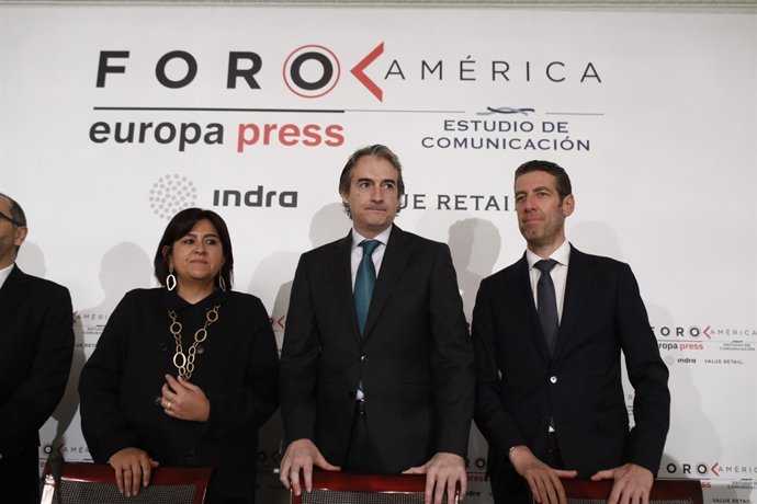 Íñigo de la Serna presenta a la ministra de Comercio colombiana en Foro América