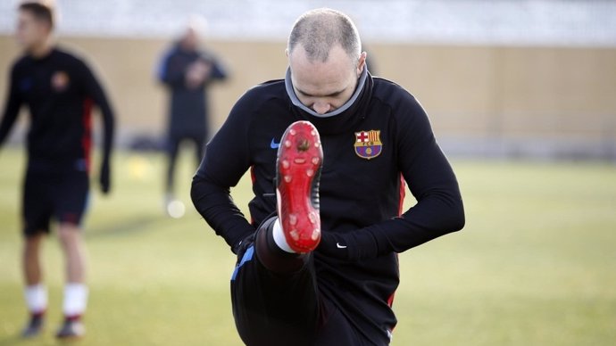 Iniesta entrenando con el Barcelona