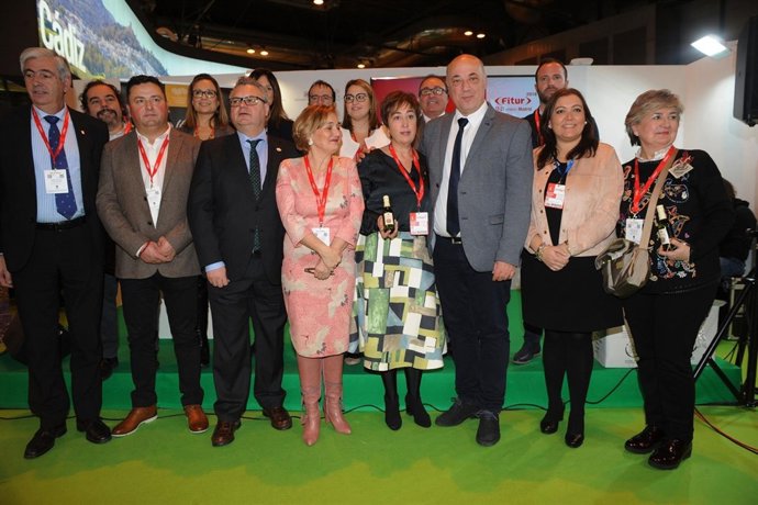 El presidente de la Diputación (dcha.), en la presentación de la Campiña Sur