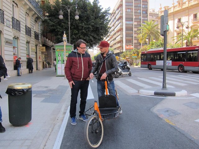 Giuseppe Grezzi junto a un usuario en el anillo ciclista               