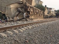 Cinco muertos por el descarrilamiento de un tren que ha caído sobre una casa en México