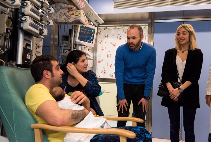 A.Iniesta y A.Ortiz con dos padres en una visita en el Hospital Vall d'Hebron